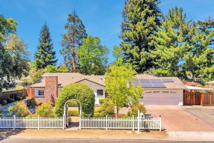 667 Cuesta Dr, Los Altos